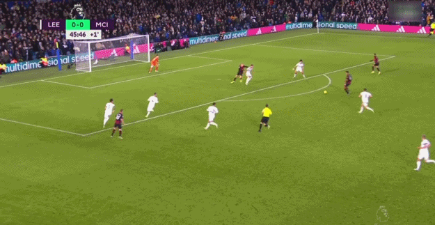 利物浦官网仅放萨拉赫抢圈训练图，未展示其与队友拥抱镜头