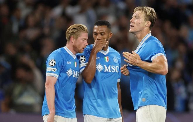 率领球队晋级亚洲杯正赛，新加坡临时主帅加文-李转正