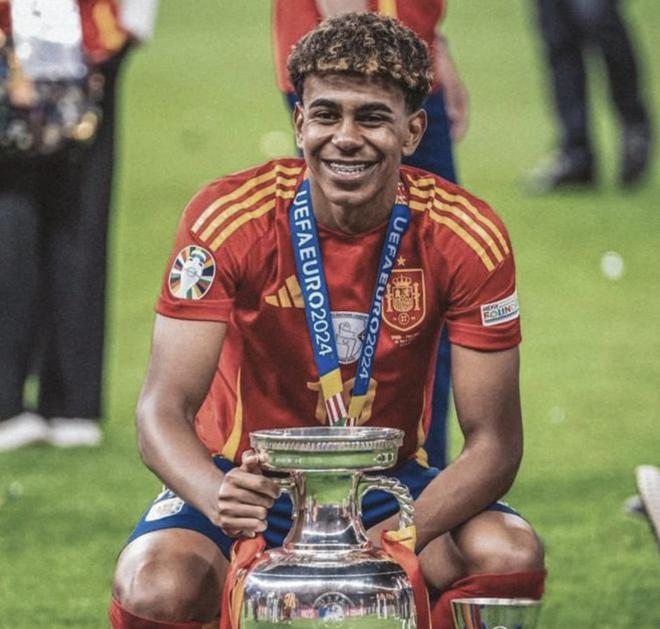 官方：摩洛哥国门布努当选非洲年度最佳门将